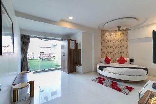 Capital O 10749 Hotel Neelkanth Bliss