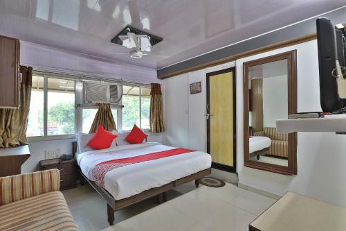 Oyo 80317 Collection O Hotel Maninagar Residency