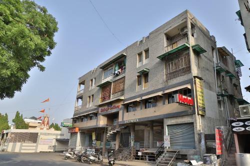 Oyo 80317 Collection O Hotel Maninagar Residency