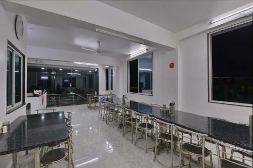 Oyo 60752 V&s Hotel