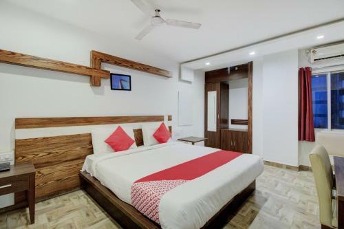 Hotel Oyo 76788 C Square Space