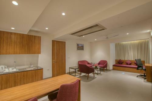 Lilac Hotel, 5th Block