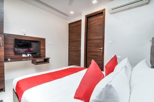 Oyo 77158 Hotel Swastik Palace