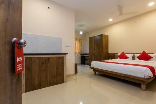 Oyo 74825 Hotel Om Shanti Palace