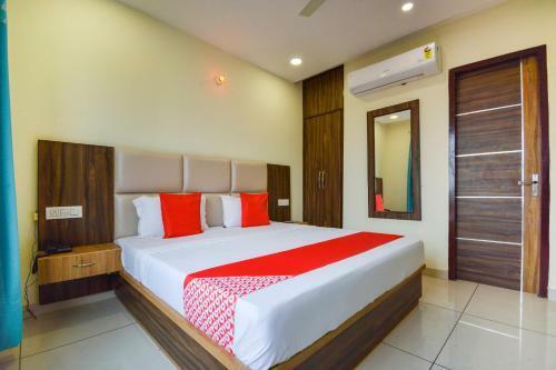 Oyo 64305 Hotel Mango