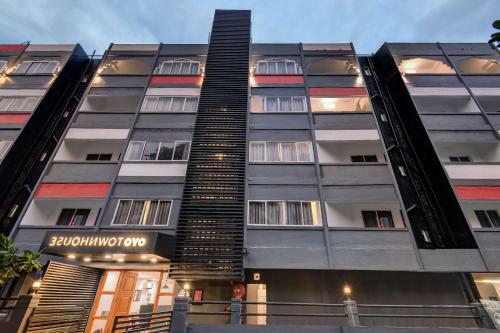 Oyo Townhouse 77134 Century Hotel