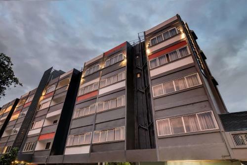 Oyo Townhouse 77134 Century Hotel