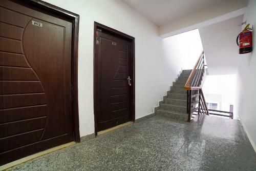 Oyo 48406 Hotel Dark Clouds