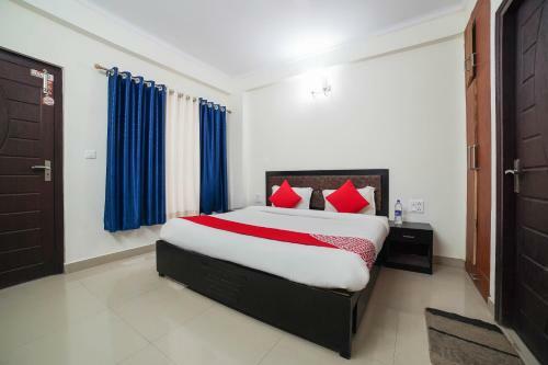 Oyo 48406 Hotel Dark Clouds
