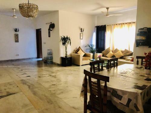 Hostal Saket Residecy