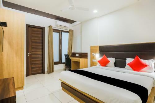 Capital O 71384 Hotel Jmk