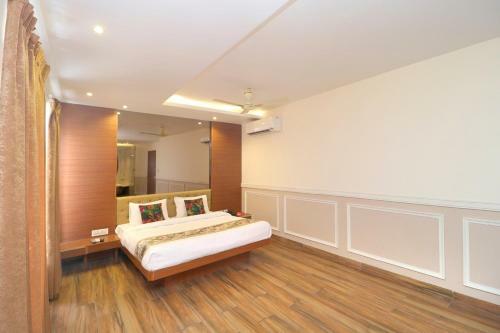 Oyo 16082 Hotel Imperial Corner