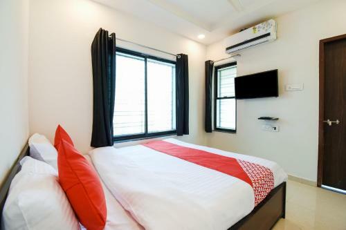 Hotel Oyo 47606 White House Regency