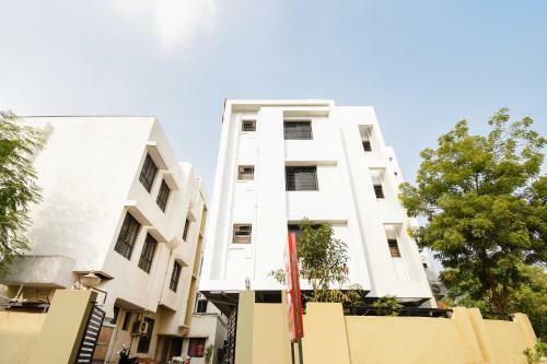 Hotel Oyo 47606 White House Regency