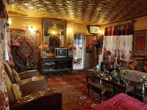 Houseboat Ghulam Khuroo Taj Palace