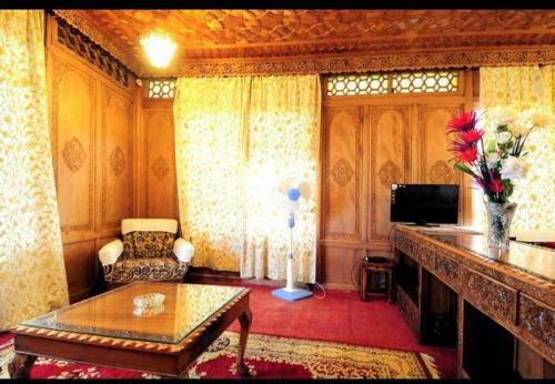Yadgaar Houseboats