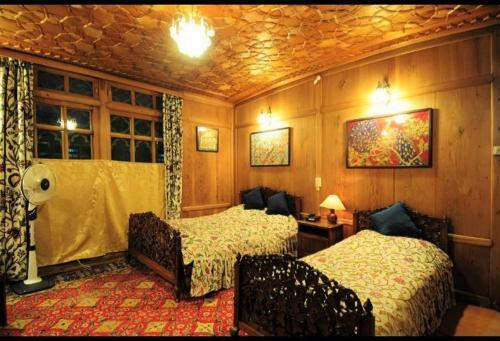 Yadgaar Houseboats