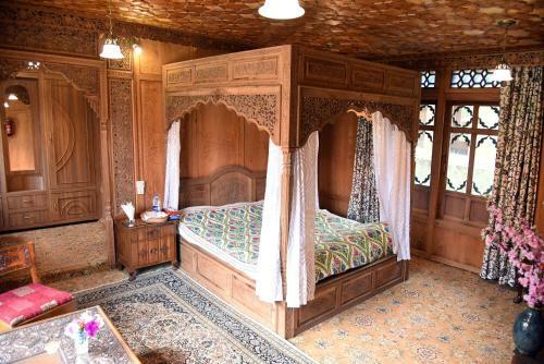 Yadgaar Houseboats