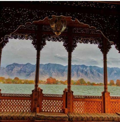 Yadgaar Houseboats