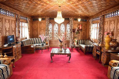 Yadgaar Houseboats