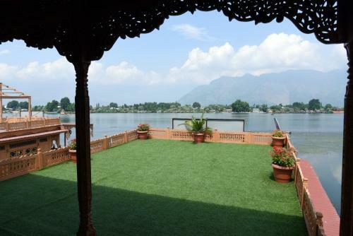 Yadgaar Houseboats
