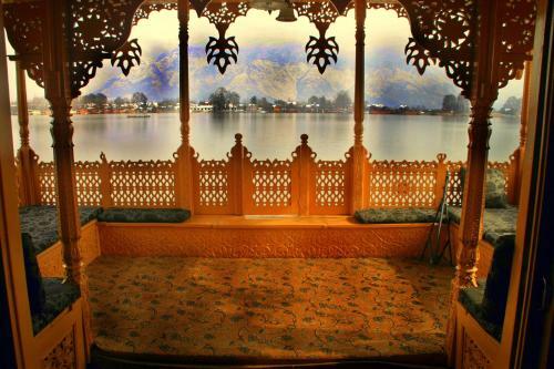 Yadgaar Houseboats