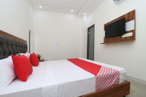 Oyo 28575 Hotel J&b