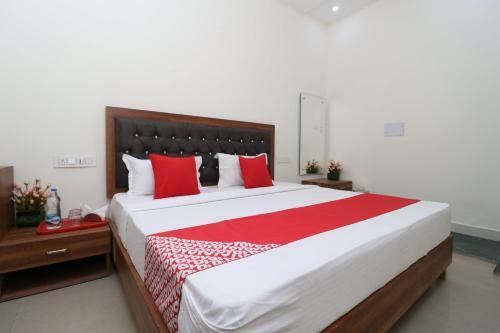 Oyo 28575 Hotel J&b