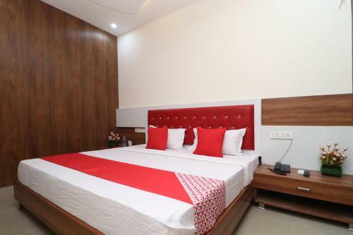 Oyo 28575 Hotel J&b
