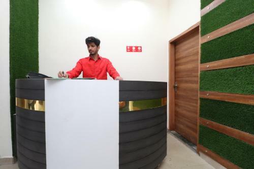 Oyo 28575 Hotel J&b