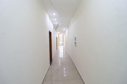 Oyo 28575 Hotel J&b