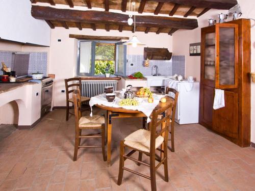 Peaceful Holiday Home In Acqualagna With Swimming Pool