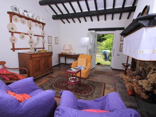 Peaceful Holiday Home In Acqualagna With Swimming Pool