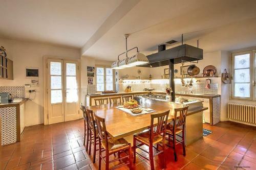 Annone Di Brianza Villa Sleeps 21 With Pool And Air Con