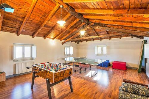 Annone Di Brianza Villa Sleeps 21 With Pool And Air Con