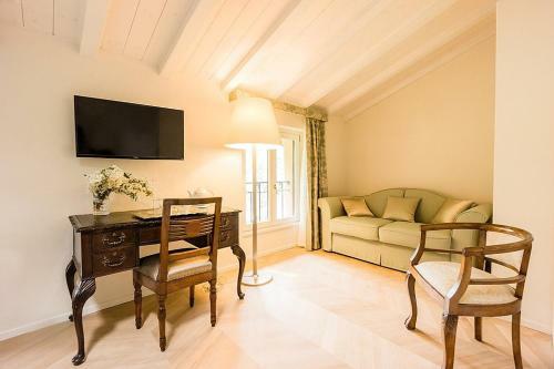 Annone Di Brianza Villa Sleeps 21 With Pool And Air Con