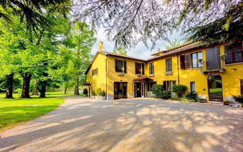 Annone Di Brianza Villa Sleeps 21 With Pool And Air Con