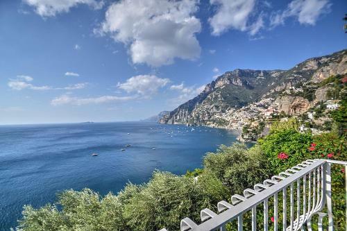 Arienzo Villa Sleeps 12 With Pool And Air Con