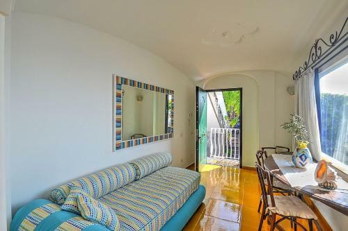 Arienzo Villa Sleeps 12 With Pool And Air Con