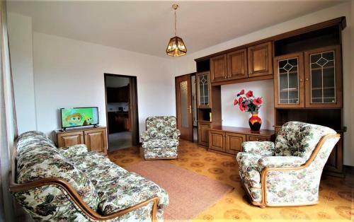 Uncle Enrys House - Family House
