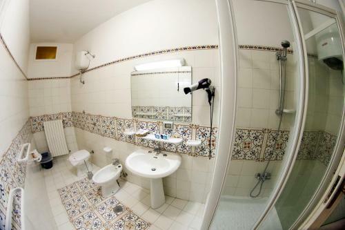 Castiglione Apartment Sleeps 5 With Pool And Wifi