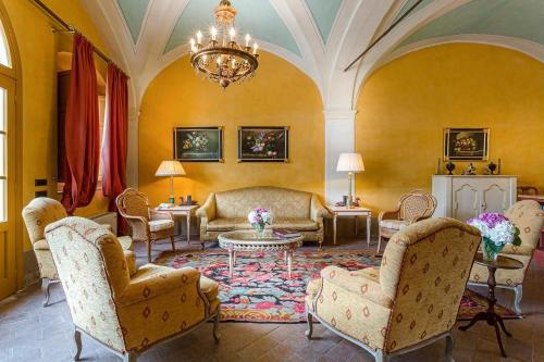 Badia Cantignano Villa Sleeps 12 With Pool And Air Con