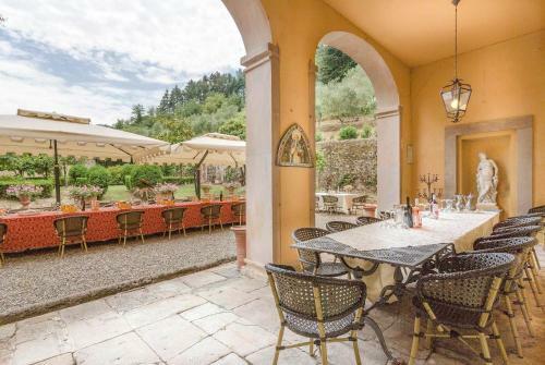 Badia Cantignano Villa Sleeps 22 With Pool And Air Con