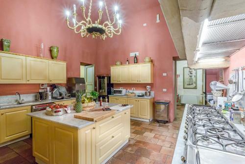 Badia Cantignano Villa Sleeps 22 With Pool And Air Con