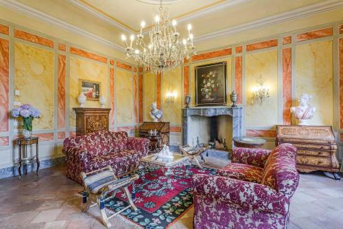 Badia Cantignano Villa Sleeps 22 With Pool And Air Con