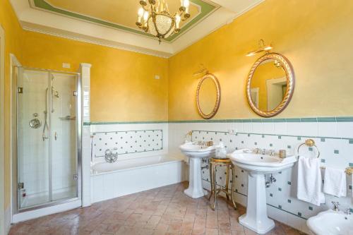 Badia Cantignano Villa Sleeps 22 With Pool And Air Con