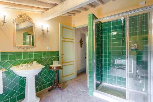 Badia Cantignano Villa Sleeps 22 With Pool And Air Con