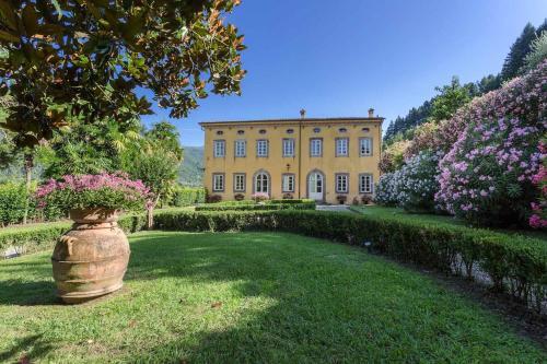 Badia Cantignano Villa Sleeps 22 With Pool And Air Con