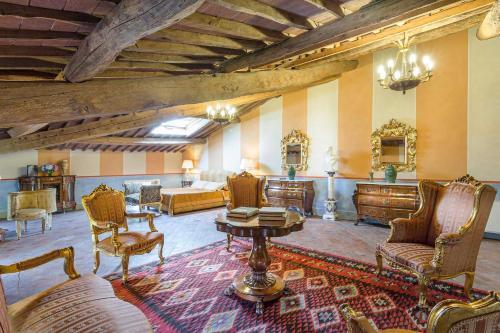 Badia Cantignano Villa Sleeps 22 With Pool And Air Con