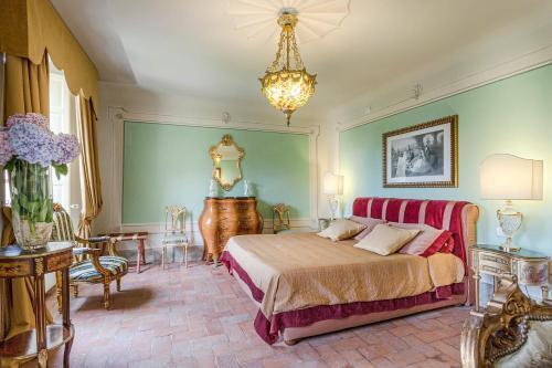 Badia Cantignano Villa Sleeps 22 With Pool And Air Con